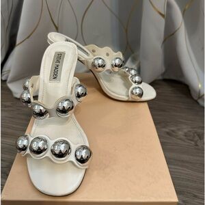 Steve Madden Sandals S6.5 in White Color